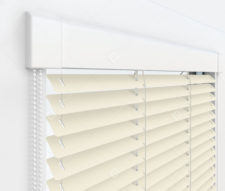 Жалюзи Изотра 25 мм на пластиковые окна - цвет светлая слоновая кость
